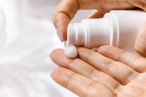מריחה נכונה של קרם הגנה - SPF 30 , כמות מריחה נדיבה ואחידה 20 דקות לפני היציאה לשמש וחידוש כל שעתיים. 