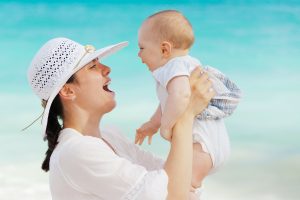 יש להימנע ממריחת קרם הגנה היכול לגרום לאלרגיה או לרגישות בעור התינוק